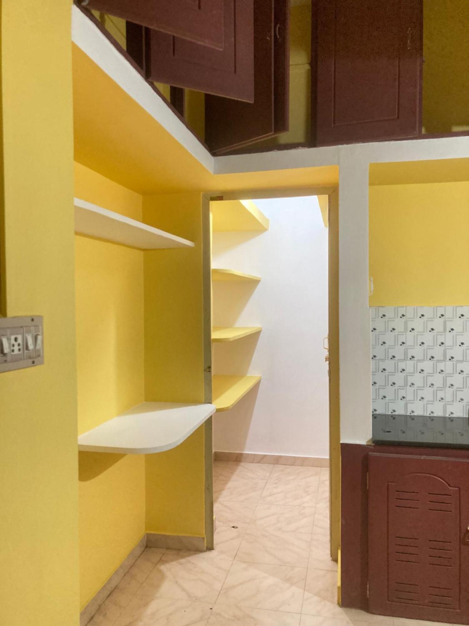 Apartment Cozy N Spacious Air Conditioned Furnished 3Bhk *