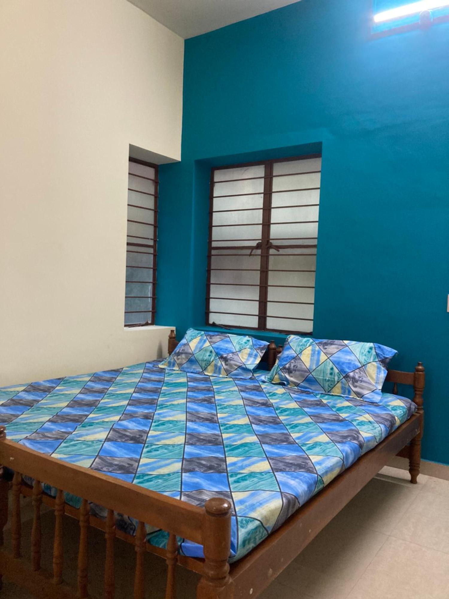 Cozy N Spacious Air Conditioned Furnished 3Bhk *